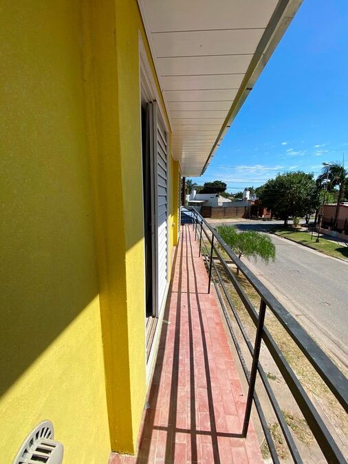 Vendo en Casacuberta y R.Dario, vivienda en planta alta de 2/dorm. y local en planta baja, alquilados
