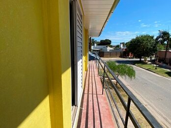 Vendo en Casacuberta y R.Dario, vivienda en planta alta de 2/dorm. y local en planta baja, alquilados