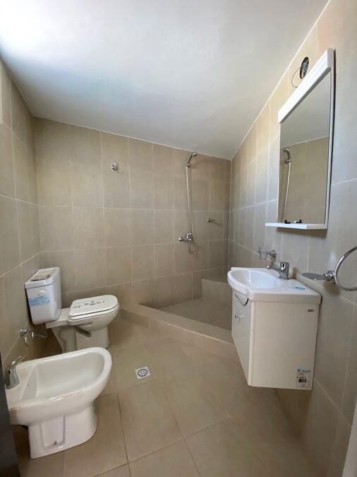 Vendo en Casacuberta y R.Dario, vivienda en planta alta de 2/dorm. y local en planta baja, alquilados