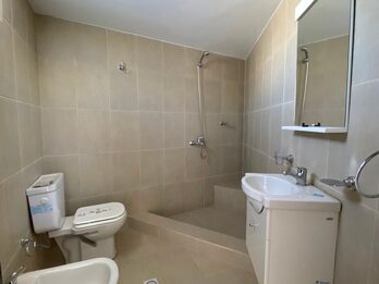 Vendo en Casacuberta y R.Dario, vivienda en planta alta de 2/dorm. y local en planta baja, alquilados