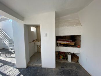 Vendo en Casacuberta y R.Dario, vivienda en planta alta de 2/dorm. y local en planta baja, alquilados