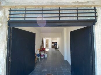 Vendo en Casacuberta y R.Dario, vivienda en planta alta de 2/dorm. y local en planta baja, alquilados
