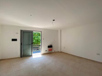 Vendo en Casacuberta y R.Dario, vivienda en planta alta de 2/dorm. y local en planta baja, alquilados