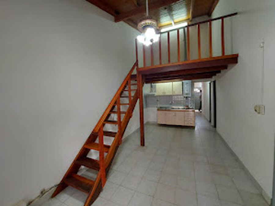 Vendo  c/Campamento de Ayui 793 a mts de Artigas Casa 3/dorm. liv/coc/com, cochera, patio (alquilada)      o y quincho, alquilada