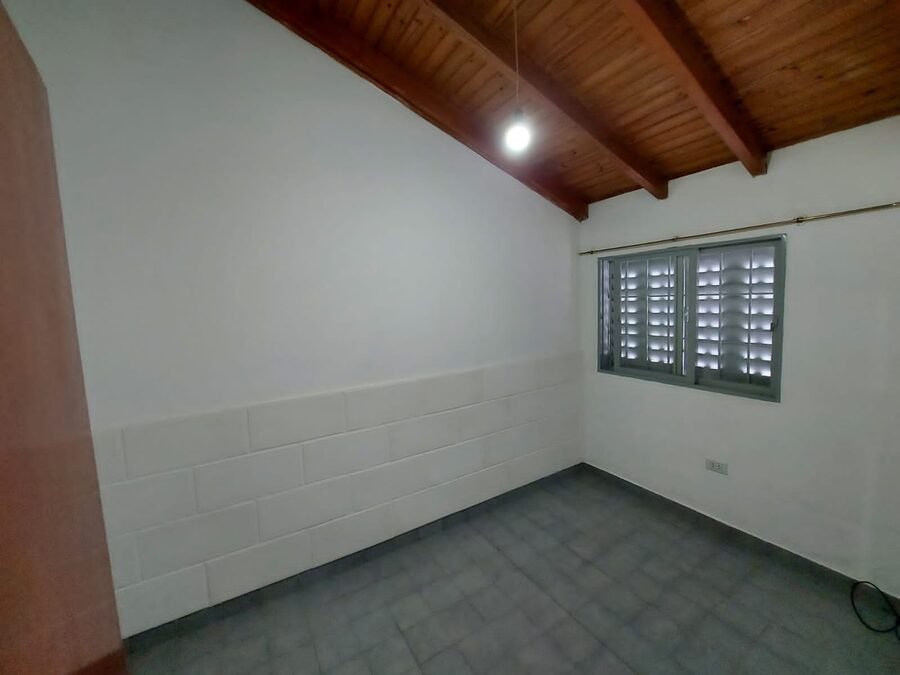 Vendo  c/Campamento de Ayui 793 a mts de Artigas Casa 3/dorm. liv/coc/com, cochera, patio (alquilada)      o y quincho, alquilada