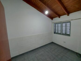 Vendo  c/Campamento de Ayui 793 a mts de Artigas Casa 3/dorm. liv/coc/com, cochera, patio (alquilada)      o y quincho, alquilada