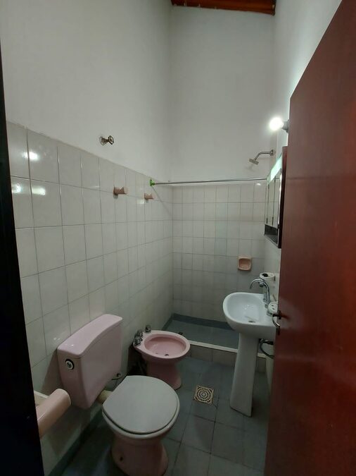 Vendo  c/Campamento de Ayui 793 a mts de Artigas Casa 3/dorm. liv/coc/com, cochera, patio (alquilada)      o y quincho, alquilada