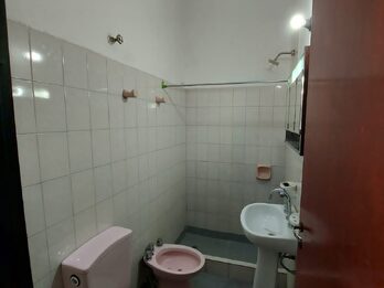 Vendo  c/Campamento de Ayui 793 a mts de Artigas Casa 3/dorm. liv/coc/com, cochera, patio (alquilada)      o y quincho, alquilada