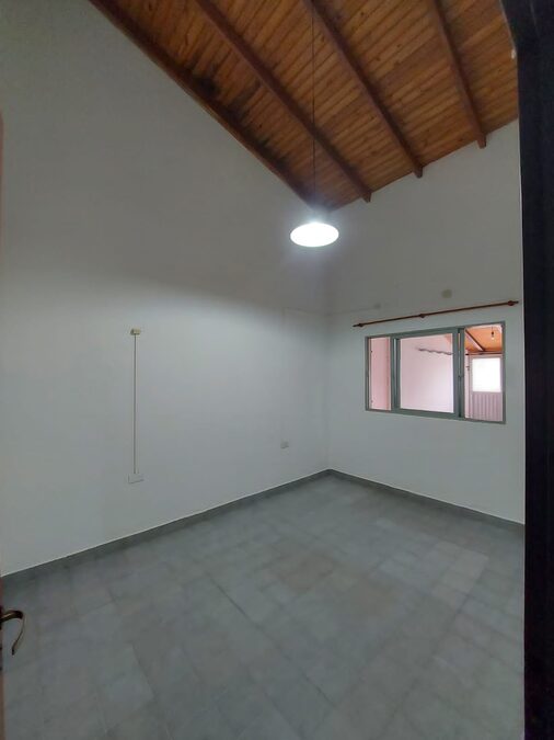 Vendo  c/Campamento de Ayui 793 a mts de Artigas Casa 3/dorm. liv/coc/com, cochera, patio (alquilada)      o y quincho, alquilada