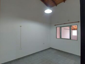 Vendo  c/Campamento de Ayui 793 a mts de Artigas Casa 3/dorm. liv/coc/com, cochera, patio (alquilada)      o y quincho, alquilada