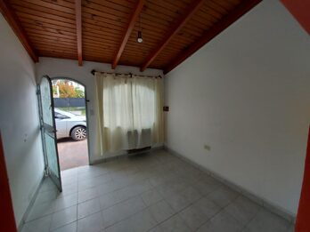 Vendo  c/Campamento de Ayui 793 a mts de Artigas Casa 3/dorm. liv/coc/com, cochera, patio (alquilada)      o y quincho, alquilada