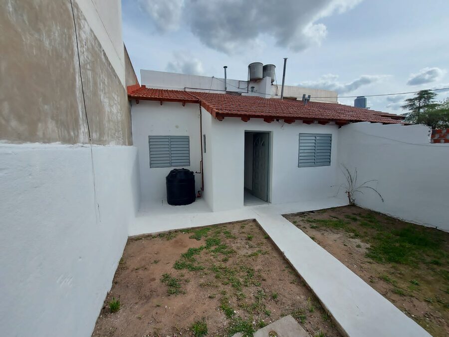 Vendo  c/Campamento de Ayui 793 a mts de Artigas Casa 3/dorm. liv/coc/com, cochera, patio (alquilada)      o y quincho, alquilada