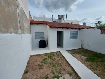 Vendo  c/Campamento de Ayui 793 a mts de Artigas Casa 3/dorm. liv/coc/com, cochera, patio (alquilada)      o y quincho, alquilada