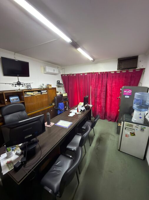 EN VENTA LOCAL COMERCIAL - EXCELENTE UBICACION EN ESQUINA CENTRICA