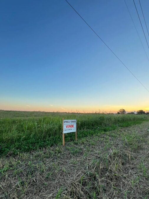 LOTE SOBRE ASFALTO EN COLINAS