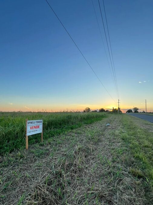 LOTE SOBRE ASFALTO EN COLINAS