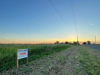 LOTE SOBRE ASFALTO EN COLINAS