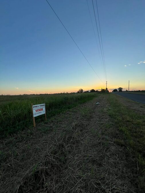 LOTE SOBRE ASFALTO EN COLINAS