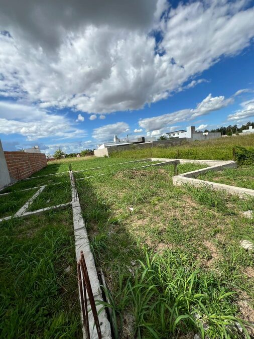 LOTE CON ENCADENADO EN ALTOS DEL PARACAO II