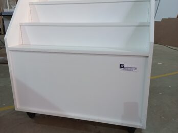 Exhibidor escalonado de 1,20m