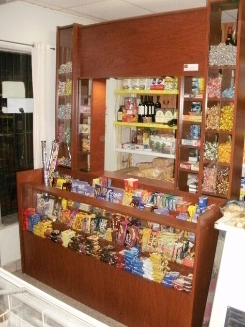 Exhibidor de golosinas con caramelearas y cigarrera