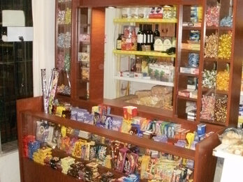 Exhibidor de golosinas con caramelearas y cigarrera