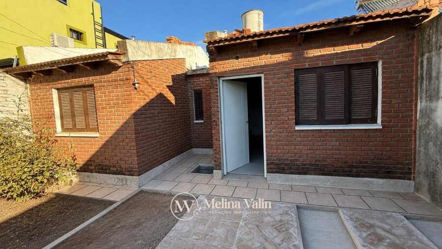 CASA RENOVADA DE 2 DORMITORIOS, COCHERA Y PATIECITO VERDE C/ CHURRASQUERA.
