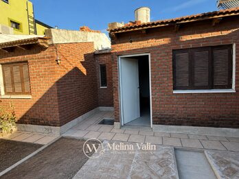 CASA RENOVADA DE 2 DORMITORIOS, COCHERA Y PATIECITO VERDE C/ CHURRASQUERA.