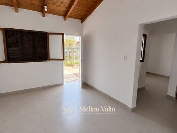 CASA RENOVADA DE 2 DORMITORIOS, COCHERA Y PATIECITO VERDE C/ CHURRASQUERA.