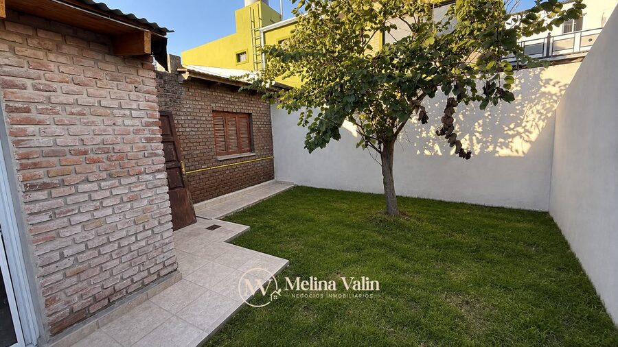 CASA RENOVADA DE 2 DORMITORIOS, COCHERA Y PATIECITO VERDE C/ CHURRASQUERA.