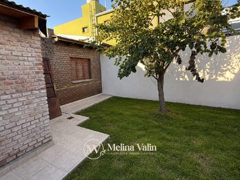 CASA RENOVADA DE 2 DORMITORIOS, COCHERA Y PATIECITO VERDE C/ CHURRASQUERA.
