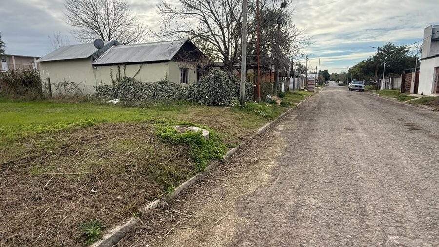 TERRENO EN ORO VERDE CALLE LOS CANARIOS, LOTE DE 700 M2, CON CLOACAS Y ASFALTO.