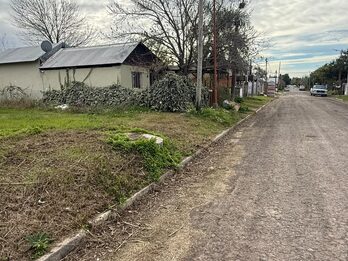 TERRENO EN ORO VERDE CALLE LOS CANARIOS, LOTE DE 700 M2, CON CLOACAS Y ASFALTO.