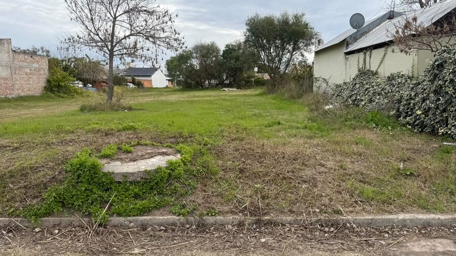 TERRENO EN ORO VERDE CALLE LOS CANARIOS, LOTE DE 700 M2, CON CLOACAS Y ASFALTO.