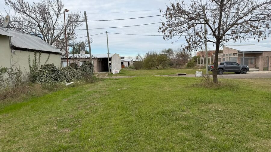 TERRENO EN ORO VERDE CALLE LOS CANARIOS, LOTE DE 700 M2, CON CLOACAS Y ASFALTO.