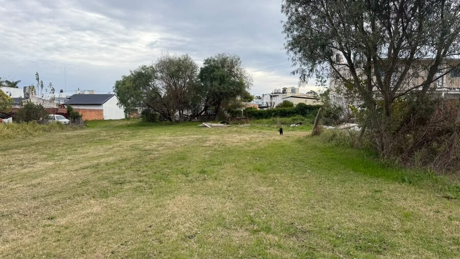TERRENO EN ORO VERDE CALLE LOS CANARIOS, LOTE DE 700 M2, CON CLOACAS Y ASFALTO.