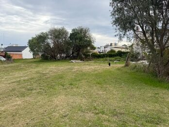 TERRENO EN ORO VERDE CALLE LOS CANARIOS, LOTE DE 700 M2, CON CLOACAS Y ASFALTO.