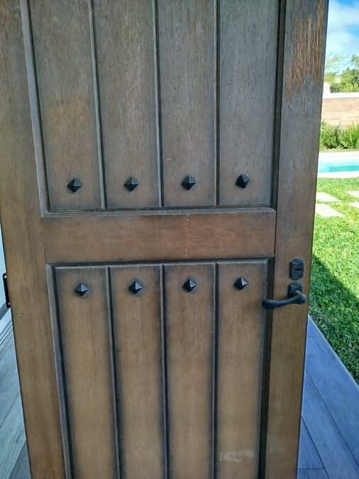 PUERTA DE MADERA MACIZA