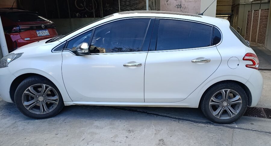 Vendo Peugeot 208 feline full 2013