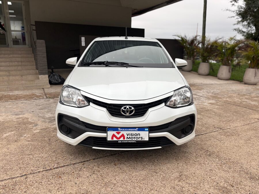 TOYOTA ETIOS 1.5 4 PTAS X. Recibo vehículos de menor y mayor valor.