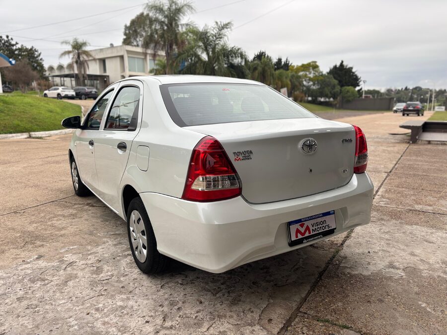 TOYOTA ETIOS 1.5 4 PTAS X. Recibo vehículos de menor y mayor valor.