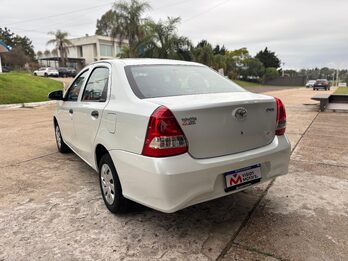 TOYOTA ETIOS 1.5 4 PTAS X. Recibo vehículos de menor y mayor valor.