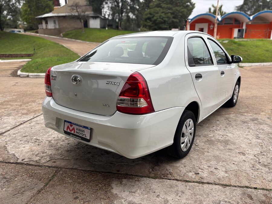 TOYOTA ETIOS 1.5 4 PTAS X. Recibo vehículos de menor y mayor valor.
