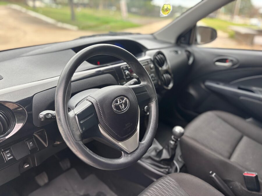 TOYOTA ETIOS 1.5 4 PTAS X. Recibo vehículos de menor y mayor valor.
