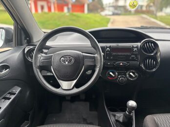 TOYOTA ETIOS 1.5 4 PTAS X. Recibo vehículos de menor y mayor valor.