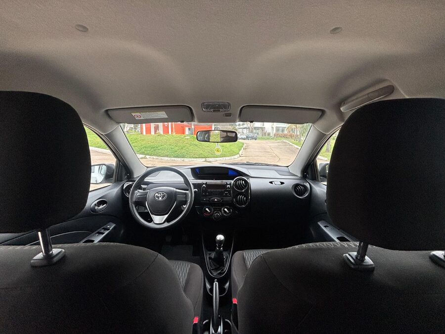 TOYOTA ETIOS 1.5 4 PTAS X. Recibo vehículos de menor y mayor valor.