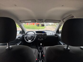 TOYOTA ETIOS 1.5 4 PTAS X. Recibo vehículos de menor y mayor valor.