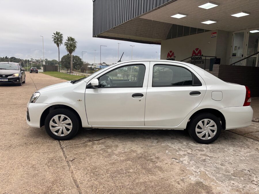 TOYOTA ETIOS 1.5 4 PTAS X. Recibo vehículos de menor y mayor valor.