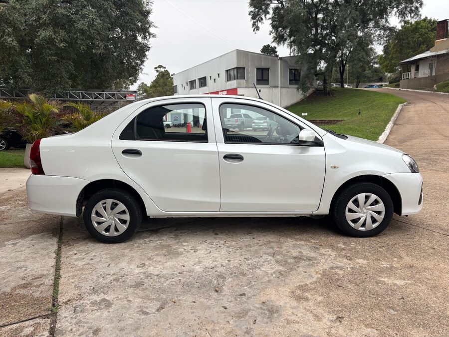 TOYOTA ETIOS 1.5 4 PTAS X. Recibo vehículos de menor y mayor valor.