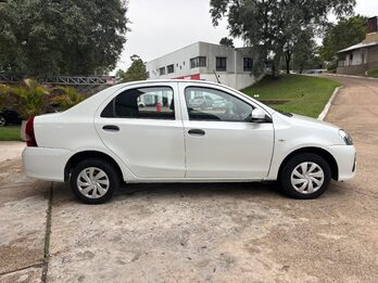 TOYOTA ETIOS 1.5 4 PTAS X. Recibo vehículos de menor y mayor valor.